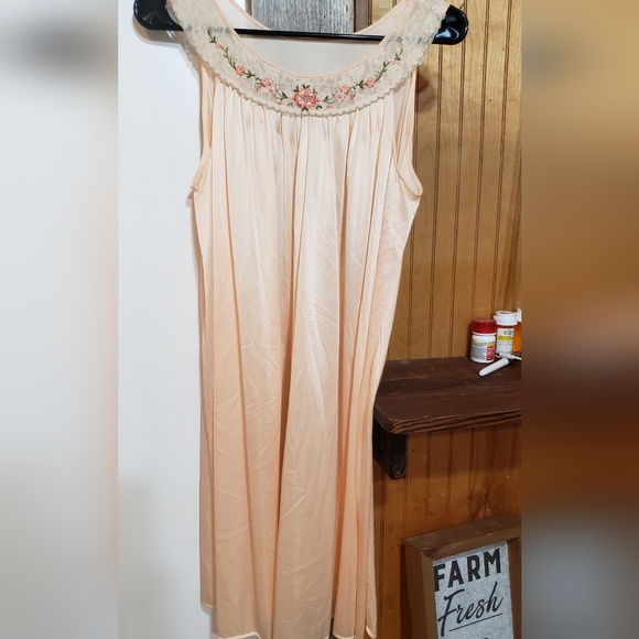 Vintage 1970 Peach Lorraine 2 Piece Nightgown, - Picture 2 of 3